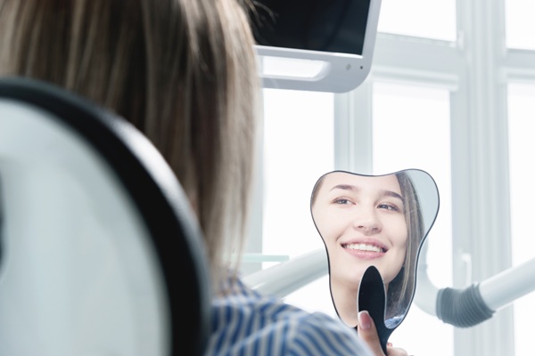 Ask A Cosmetic Dentist: Can I Whiten My Teeth Effectively At Home?